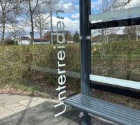 Buchstabendreher am Buswartehäuschen: Am Gymnasium Unterrieden ist der Name der Haltestelle fälschlich als „Unterreiden“ statt „Unterrieden“ beschriftet. Bild: Kathrin Ansel